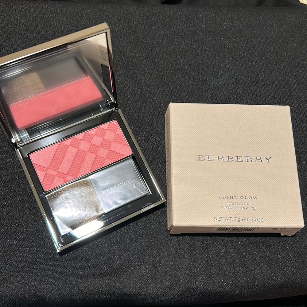Burberry Light Glow Natural Blush.